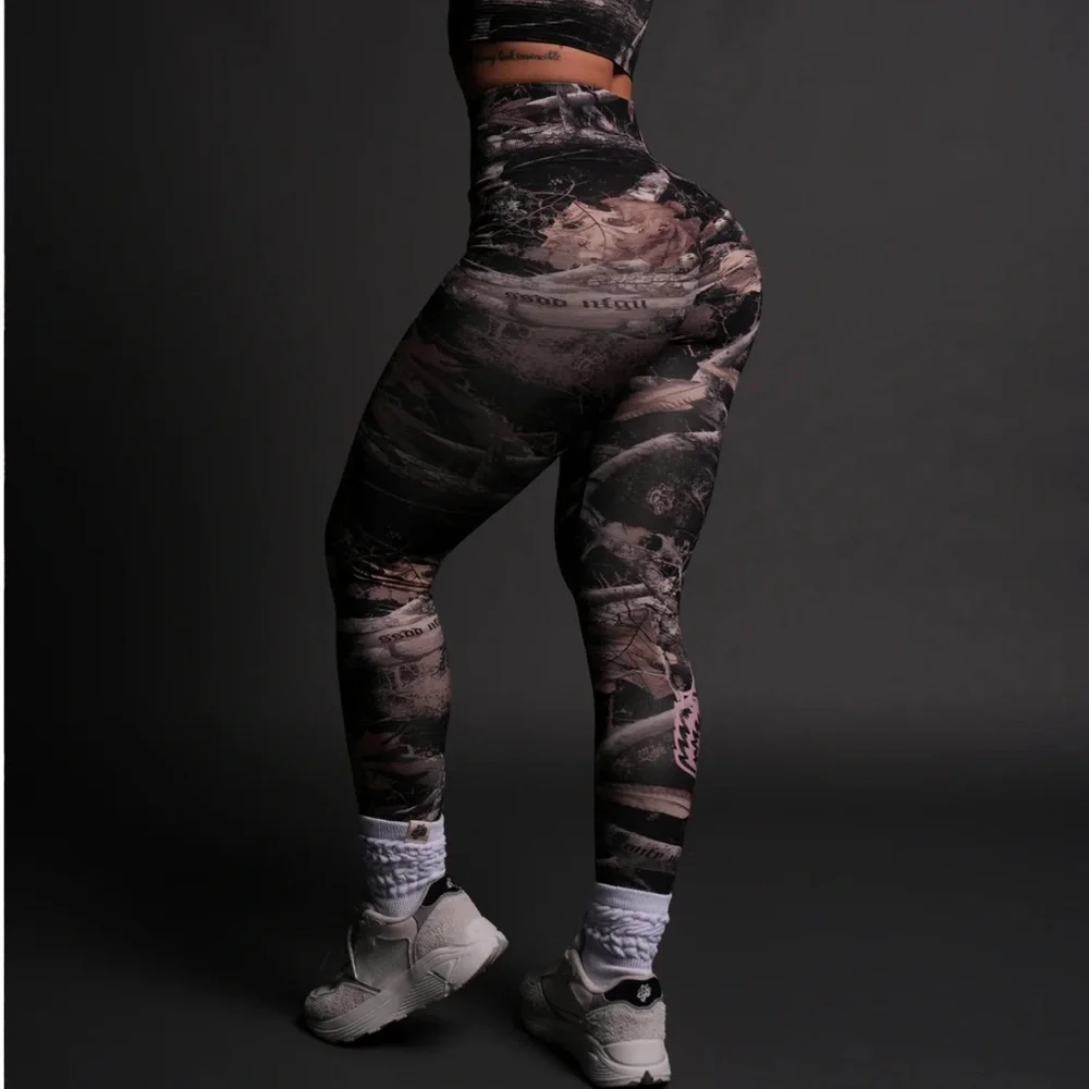 OUR PASSION "EVERSON SEAMLESS" SCRUNCH LEGGINGS IN DARC BROWN WOODLAND CAMO - Picture 9 of 12